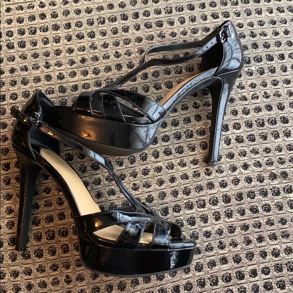 Gianni Bini platform heels with buckle. - Picture 2 of 4